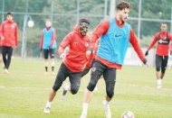 Takım, ısınma ve 5'e 2 pas çalışması yaptı