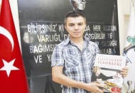 Takipçilerine Kitap hediye etti