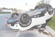 Takla atan araçtaki yaralıyı belediye çalışanı kurtardı