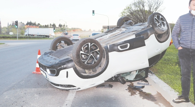 Takla atan araçtaki yaralıyı belediye çalışanı kurtardı