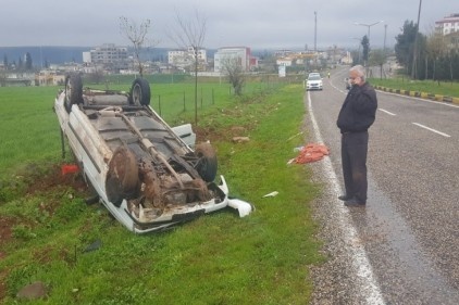 Takla atan araçtan emniyet kemeri sayesinde kurtuldular
