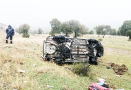 Takla atan otomobil tarlaya uçtu