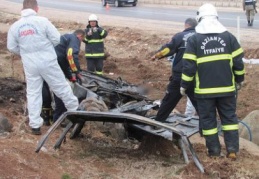 Takla atan otomobilde 3 kişi yanarak can verdi