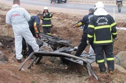Takla atan otomobilde 3 kişi yanarak can verdi