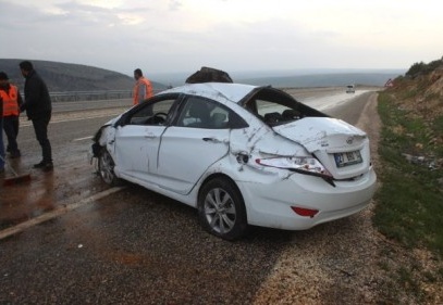 Takla atan otomobilden sağ çıktı 