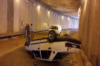 Takla atan otomobilden yara almadan kurtuldular