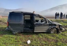 Takla atarak tarlaya uçan araçtan 3 kişi sağ çıktı