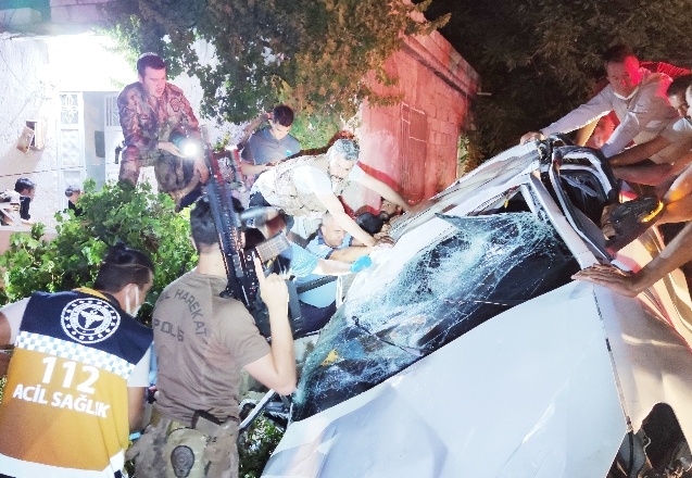 Taklalar atan otomobil eve çarparak durabildi