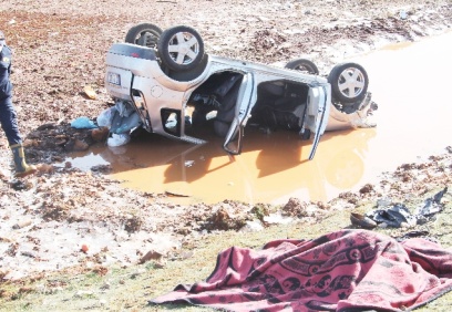 Taklalar atan otomobil hurdaya döndü