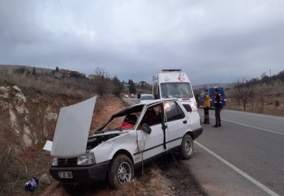 Taklalar atan otomobil kayalıklara çarparak durabildi