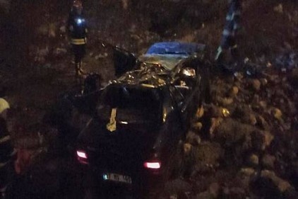 Taklalar atan otomobil uçuruma yuvarlandı