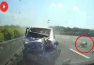 Taklalar atan otomobilden dışarı fırladı