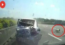 Taklalar atan otomobilden dışarı fırladı