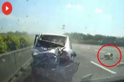 Taklalar atan otomobilden dışarı fırladı