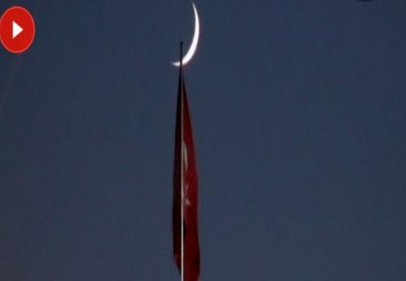 Taksim Camii üzerinde görülen hilal manzarası mest etti