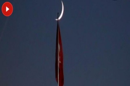 Taksim Camii üzerinde görülen hilal manzarası mest etti
