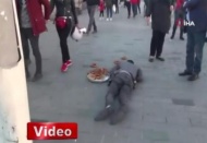 Taksim Meydanı'nda hayrete düşüren dilencilik yöntemi