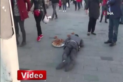 Taksim Meydanı&#039;nda hayrete düşüren dilencilik yöntemi