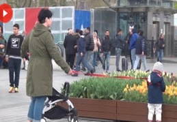 Taksim meydanında turistten çocuğuna ilginç önlem