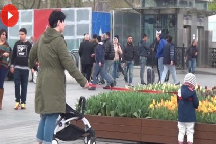 Taksim meydanında turistten çocuğuna ilginç önlem
