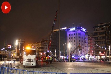 Taksim&#8217;de atıl durumdaki aydınlatma direkleri kaldırıldı