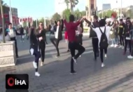 Taksim'de zeybek oynayan öğrencilere yoğun ilgi