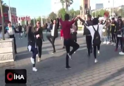 Taksim'de zeybek oynayan öğrencilere yoğun ilgi
