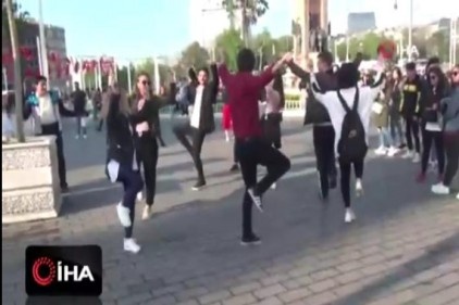 Taksim&#039;de zeybek oynayan öğrencilere yoğun ilgi