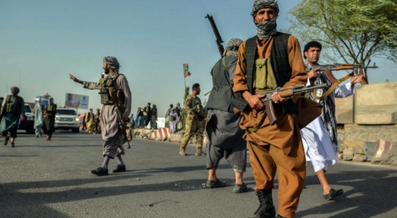 Taliban, Afganistan'ın en büyük ikinci şehri Kandahar'ı ele geçirdiğini duyurdu