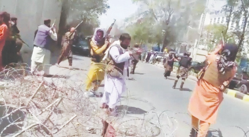 Taliban, Kabil'deki protestolara ateş açarak müdahale etti