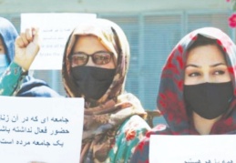 Taliban kadınların eylemini takip eden gazetecilere saldırdı