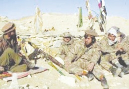 Taliban'ın kurduğu kontrol noktalarında havalimanına gitmeye çalışan kadın ve çocuklara şiddet uyguladığı iddia edildi