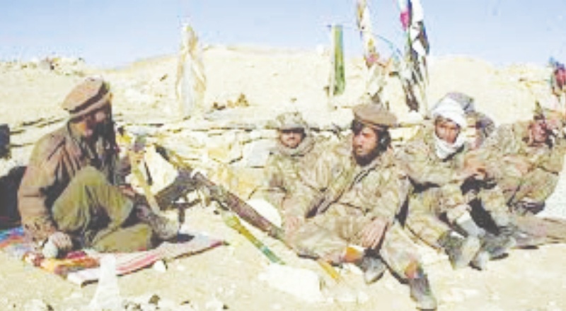 Taliban'ın kurduğu kontrol noktalarında havalimanına gitmeye çalışan kadın ve çocuklara şiddet uyguladığı iddia edildi