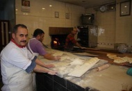 Tam buğday ekmeğinden lahmacun ve börek yapıyor