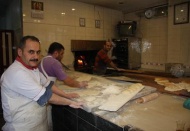 Tam buğday ekmeğinden lahmacun ve börek yapıyor