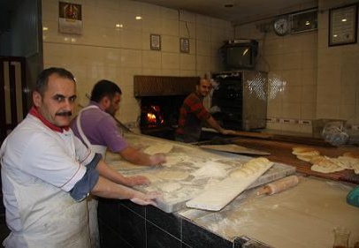 Tam buğday ekmeğinden lahmacun ve börek yapıyor