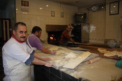Tam buğday ekmeğinden lahmacun ve börek yapıyor