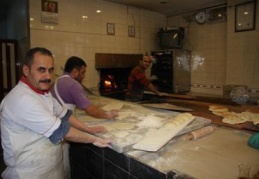 Tam buğday ekmeğinden lahmacun ve börek yapıyor