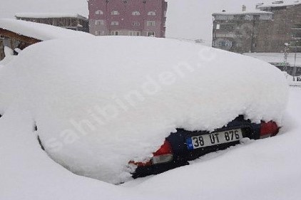 Tamamı kara gömülmüş halde satılık otomobil