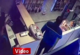 Tamire getirilen telefonun bataryası alev alev böyle yandı