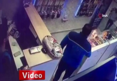 Tamire getirilen telefonun bataryası alev alev böyle yandı