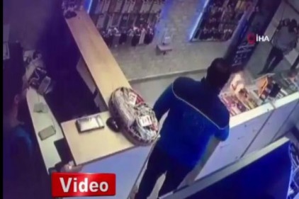 Tamire getirilen telefonun bataryası alev alev böyle yandı