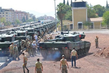 Tank ve zırhlı araçların taşınması sürüyor
