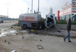 Tanker sürücüsü motorin yüklü tankerin altında kaldı