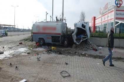Tanker sürücüsü motorin yüklü tankerin altında kaldı