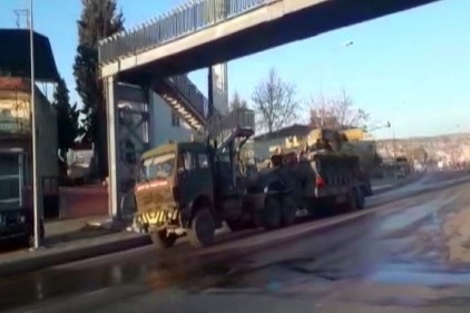 Tanklar ve askeri araçlar Hatay sınırından Afrin&#8217;e geçiyor