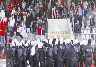 Taraftar, stadı yıktı