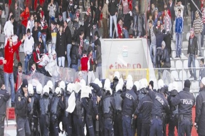 Taraftar, stadı yıktı