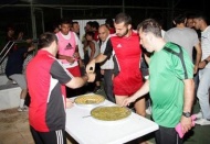 Taraftardan futbolculara baklava ikram etti