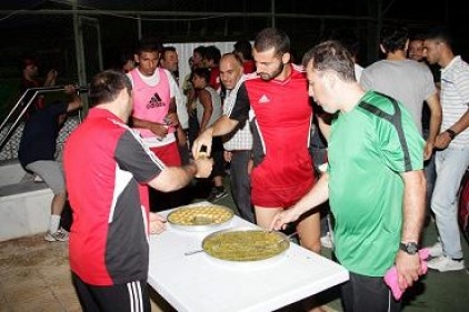 Taraftardan futbolculara baklava ikram etti